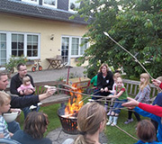 Urlaub mit den Kindern heißt Stockbrot machen im Ferienhaus an der Ostsee.